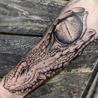 Tatouage d'un crocodile sur le bras - Blackwork Darkwork - Black Hat Tattoo Nice  - tatouage Nice - The Black Hat Tattoo