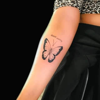 Tatouage de papillon fin sur le bras - Black Hat Tattoo Nice- tatouage Nice - The Black Hat Tattoo