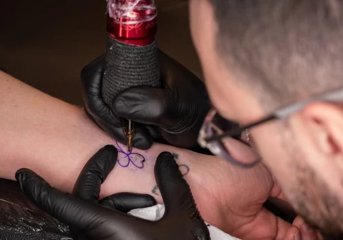 Featured Image - Pourquoi les tatoueurs font-ils des Guest Spots - The Black Hat Tattoo