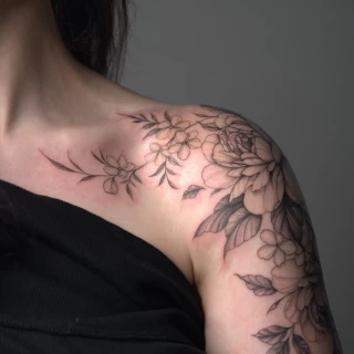 Inna - artiste résidente - Black Hat Dublin - fine line - The Black Hat Tattoo