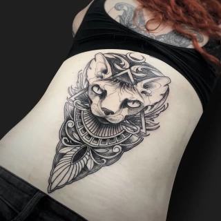 Tatouage d'un chat sphinx et sa tête sur le dos - Blackwork Darkwork - Black Hat Tattoo Nice  - tatouage Nice - The Black Hat Tattoo