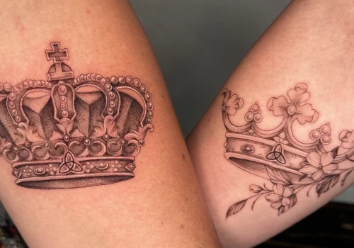 Featured image - Tatouage de couple _ 20 idées symboliques et élégantes (pour remplacer le prénom)- Tatouage Nice - Black Hat Tattoo Nice - The Black Hat Tattoo