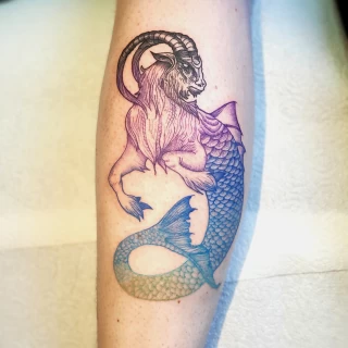 Tatouage de Signe Astrologique- Nice - Capricorne Couleur - Jambe - The Black Hat Tattoo