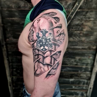 peau dechire et armure - Tatouage realiste, Microrealiste et portraits  - Black Hat Tattoo Nice - Tatouage Nice - The Black Hat Tattoo