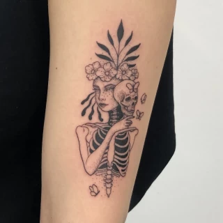Steff- guest artist - blackwork - skull girl tattoo - black and grey - presentation post - the black hat tattoo Nice - 2025 - The Black Hat Tattoo
