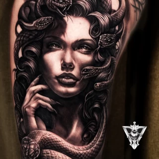 Stifler guest artiste tatouage réaliste noir et gris - The Black Hat Tattoo