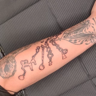 Séarlait - artiste junior - Black Hat Dublin - blackwork - The Black Hat Tattoo