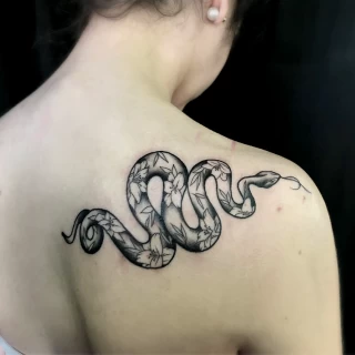 Serpent tatouage épaule droite - Tatouage Serpent - Black Hat Tattoo Nice- tatouage Nice - The Black Hat Tattoo