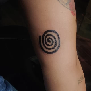 Séarlait - artiste junior - Black Hat Dublin - blackwork - The Black Hat Tattoo
