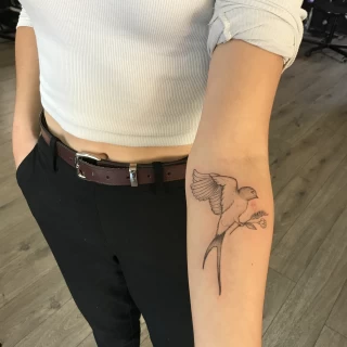 Fleurs sur bras - Tatouages pour Femmes - Black Hat Tattoo Nice   - tatouage Nice - The Black Hat Tattoo