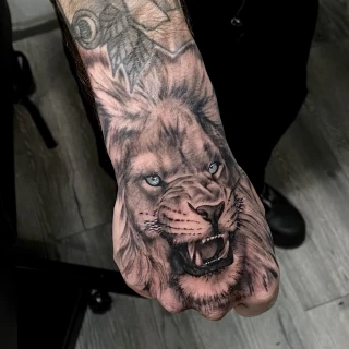 lion sur main - Tatouage realiste, Microrealiste et portraits  - Black Hat Tattoo Nice - Tatouage Nice - The Black Hat Tattoo