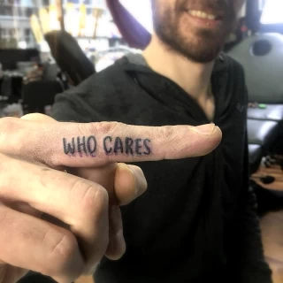 Who cares sur doigt - Tatouage Lettrage Citation et Tatouages écritures- Black Hat Tattoo Nice   - tatouage Nice - The Black Hat Tattoo