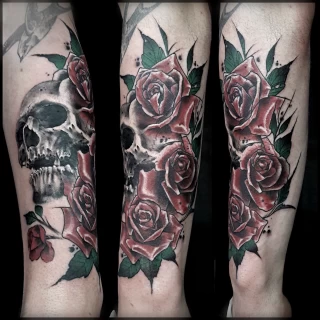 Tatouage crâne et roses rouges - Tatouage de Crâne - Black Hat Tattoo Nice- tatouage Nice - The Black Hat Tattoo