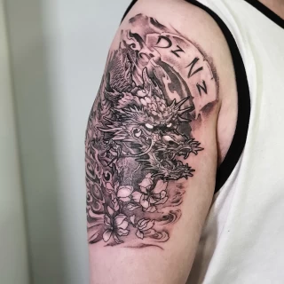 Tatouage d'un dragon sur l'épaule avec lettrage - Blackwork Darkwork - Black Hat Tattoo Nice  - tatouage Nice - The Black Hat Tattoo