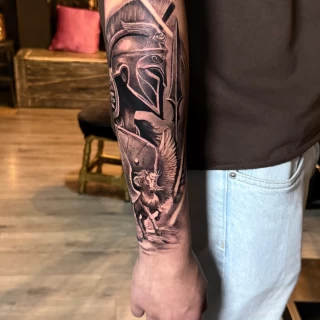 Joao - artiste résident - Black Hat Dublin - micro réalisme - The Black Hat Tattoo