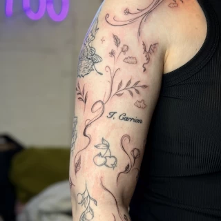 Inna - artiste résidente - Black Hat Dublin - fine line - The Black Hat Tattoo