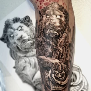 Tatouage de lion et crane sur le bras - Tatouage de Lion - Black Hat Tattoo Nice- tatouage Nice - The Black Hat Tattoo