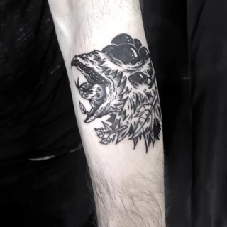 Tatouage d'un poulet surrealiste sur le bras - Blackwork Darkwork - Black Hat Tattoo Nice  - tatouage Nice - The Black Hat Tattoo