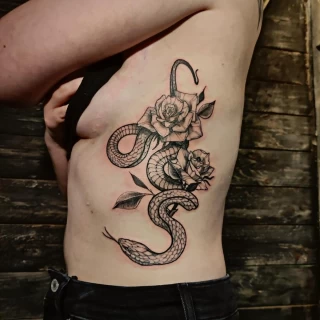 Tatouage de serpent et roses sur le flanc - Black Hat Tattoo Nice- tatouage Nice - The Black Hat Tattoo
