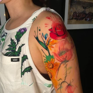 Composition florale watercolor sur le bras - Tatouages pour Femmes - Black Hat Tattoo Nice   - tatouage Nice - The Black Hat Tattoo
