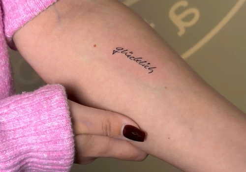 Featured image - Tatouage minimaliste “one word” _ la force d’un seul mot sur la peau - The Black Hat Tattoo