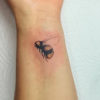 Tatouage Insecte - petit bourdon microrealisme sur poignet femme- Nice - The Black Hat Tattoo