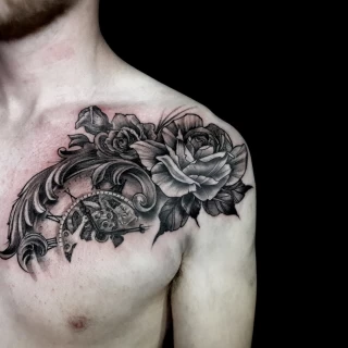 Tatouage de roses sur la poitrine - Blackwork Darkwork - Black Hat Tattoo Nice  - tatouage Nice - The Black Hat Tattoo