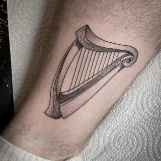 Tatouage de harpe celtique -  - Tatouage Irlandais et Celtique - Black Hat Tattoo Nicesur les cotes - Tatouage Ornemental - Black Hat Tattoo Nice  - tatouage Nice - The Black Hat Tattoo