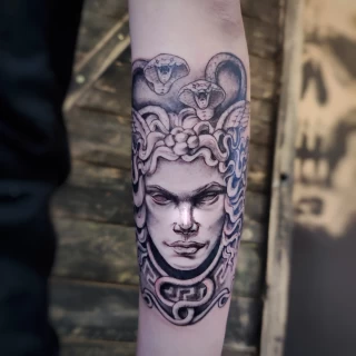 medusa - Tatouage realiste, Microrealiste et portraits  - Black Hat Tattoo Nice - Tatouage Nice - The Black Hat Tattoo