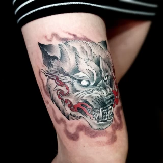 Tatouage de loup sur cuisse c  -  - Tatouage Néotraditionnel - Black Hat Tattoo Nice   - tatouage Nice - The Black Hat Tattoo