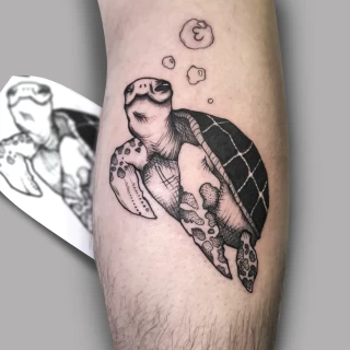 Tatouage d'une tortue - Blackwork Darkwork - Black Hat Tattoo Nice  - tatouage Nice - The Black Hat Tattoo