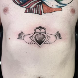 Joao - artiste résident - Black Hat Dublin - micro réalisme - The Black Hat Tattoo