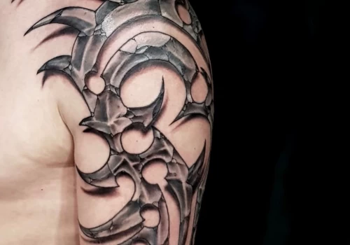 Featured image - Tatouages tribals et cover-ups _ comment camoufler (ou transformer) son vieux tribal - The Black Hat Tattoo