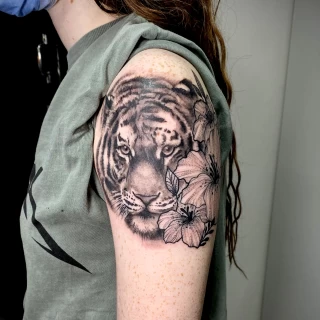 tigre bras - Tatouage realiste, Microrealiste et portraits  - Black Hat Tattoo Nice - Tatouage Nice - The Black Hat Tattoo