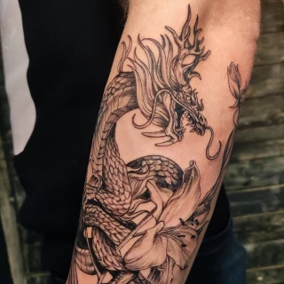 Tatouage de dragon sur un bras photo rapprochée - Blackwork Darkwork - Black Hat Tattoo Nice  - tatouage Nice - The Black Hat Tattoo