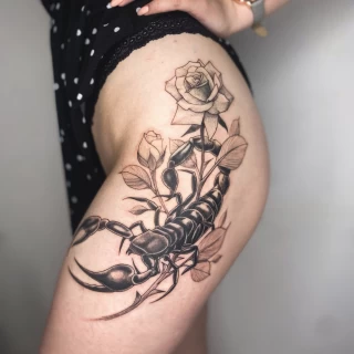 Tatouage de Signe Astrologique - Nice - Scorpion- Cuisse - Femme - The Black Hat Tattoo
