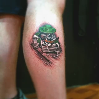 Tatouage irlandais crâne leprechaun - Tatouage de Crâne - Black Hat Tattoo Nice- tatouage Nice - The Black Hat Tattoo