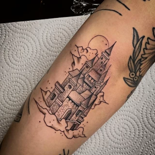 Chateau Disney Tatouage - Tatouages Noir et Gris - Black Hat Tattoo Nice- tatouage Nice - The Black Hat Tattoo