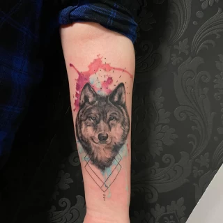 Tatouage de loup sur le bras -  - Tatouage animaux de compagnie  - Black Hat Tattoo Nice- tatouage Nice - The Black Hat Tattoo