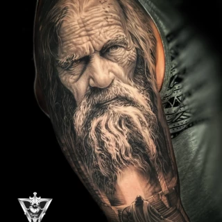 Stifler guest artiste tatouage réaliste noir et gris - The Black Hat Tattoo