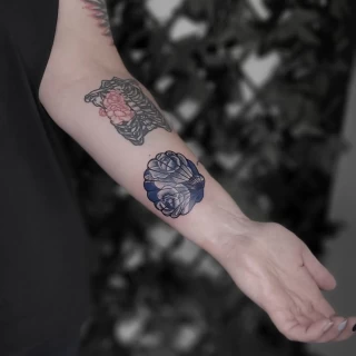 Tatouage fleurs dans coquillage -  - Tatouage Fleur - Black Hat Tattoo Nice- tatouage Nice - The Black Hat Tattoo