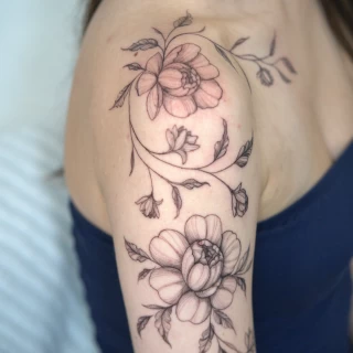 Inna - artiste résidente - Black Hat Dublin - fine line - The Black Hat Tattoo
