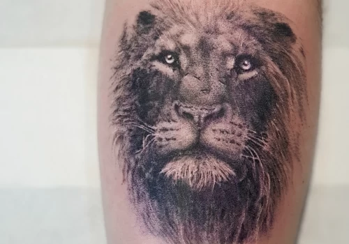 Featured image - Tatouage Lion _ sens, emplacements et styles pour ce signe de feu - The Black Hat Tattoo