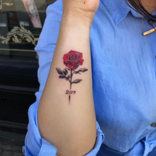 Tatouage d'une rose en couleur rouge - Black Hat Tattoo Nice - tatouage Nice - The Black Hat Tattoo