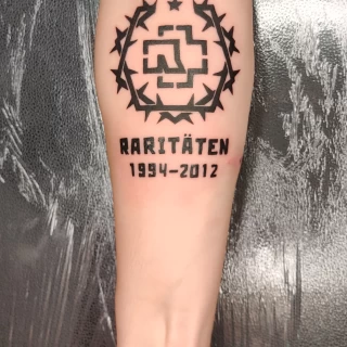 Séarlait - artiste junior - Black Hat Dublin - blackwork - The Black Hat Tattoo