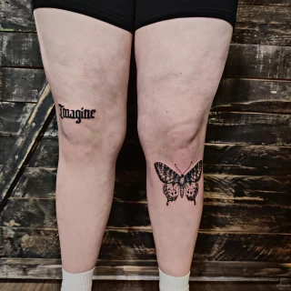 Tatouage de papillon en dessous du genou - Black Hat Tattoo Nice- tatouage Nice - The Black Hat Tattoo