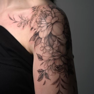 Inna - artiste résidente - Black Hat Dublin - fine line - The Black Hat Tattoo