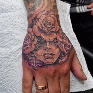 Medusa et roses - Tatouage mains et doigts - Black Hat Tattoo Nice- tatouage Nice - The Black Hat Tattoo
