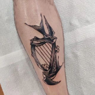Tatouage Oiseau - Black Hat Tattoo Nice - harpe et hirondelles- tatouage Nice - The Black Hat Tattoo
