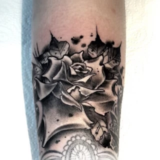 Rose Tatouage - Tatouages Noir et Gris - Black Hat Tattoo Nice- tatouage Nice - The Black Hat Tattoo